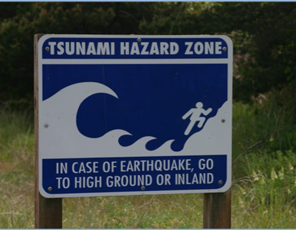 Photo of a tsunami warning sign from the coast of Oregon