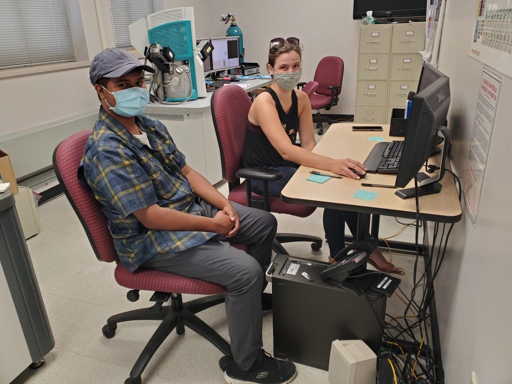 RESESS intern Shams Ahmed and lab manager Kelsey Livingston looking at the automated mineralogy data on a computer.