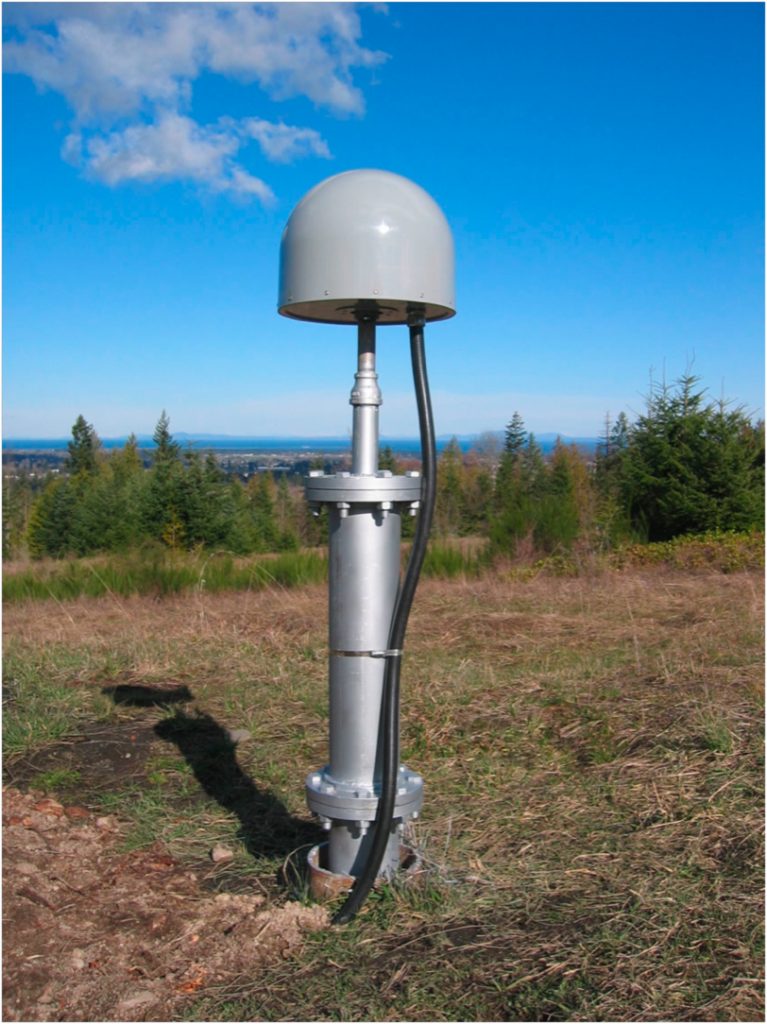 Hybrid monument with GPS antenna mounted atop the strainmeter casing